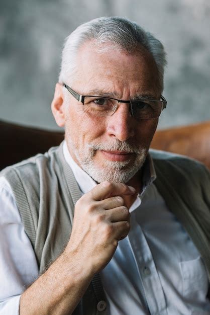 Portret Van Een Oudere Man Met Een Bril Premium Foto