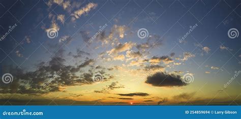 Fondo De Puesta De Sol En Cielo Y Nubes Foto De Archivo Imagen De