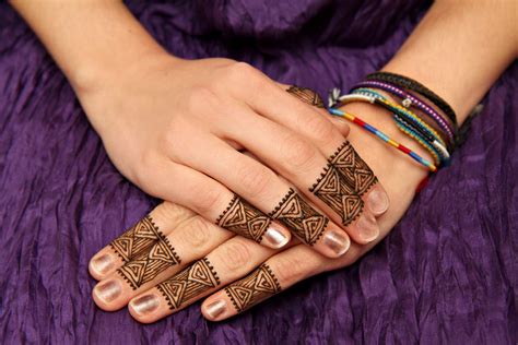 Customize the design with something meaningful to you, like an animal. Finger henna design - Alliebee Henna Blog