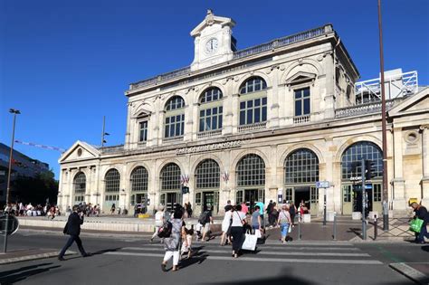Les couleurs des devantures des boutiques dans le vieux lille sont souvent vives. Bahnhof Von Lille, Frankreich Redaktionelles Stockfoto ...