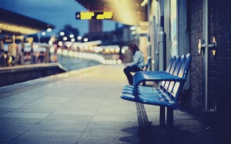 青いギャングの椅子、 被写界深度、 ボケ、 ベンチ、 レンガ、 駅、 夜、 シアン、 街の明かり、 舗装、 Hdデスクトップの壁紙