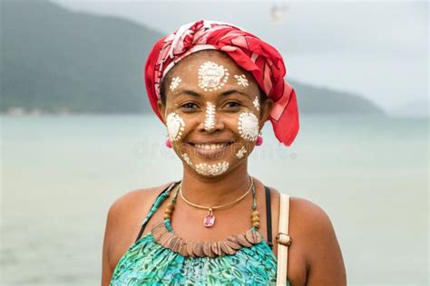 la femme malgache avec son visage peint tradition de vezo sakalava fouineuse soit le