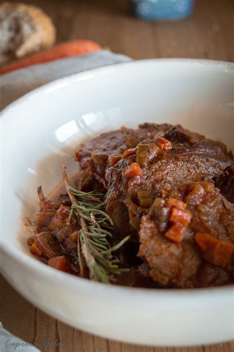 La quantità di lievito da utilizzare varia in base alla quantità di farina usata nella ricetta e in base al tempo che abbiamo a disposizione per lasciarlo lievitare (di solito 2 ore). Una ricetta per lo stracotto di manzo - Capricci Golosi