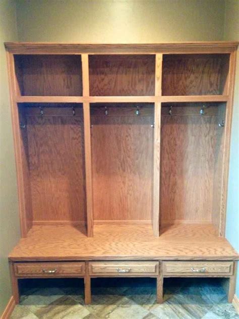 Custom Entry "Lockers" - Green Bay - Distinctive Cabinets