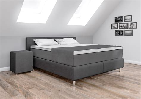 Breites bett in beton optik bett mit repräsentativem kopfteil aus holz idfdesign. Boxspringbetten für Dachschrägen mit niedrigem Kopfteil