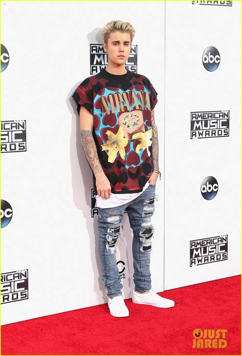 Justin Bieber Hits The American Music Awards 2015 Red Carpet Photo