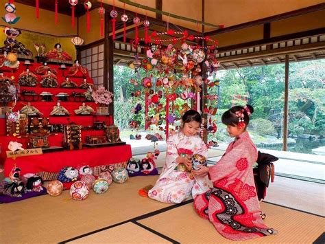 Хинамацури японский Праздник девочек со старинными куклами Мусагет традиции верования