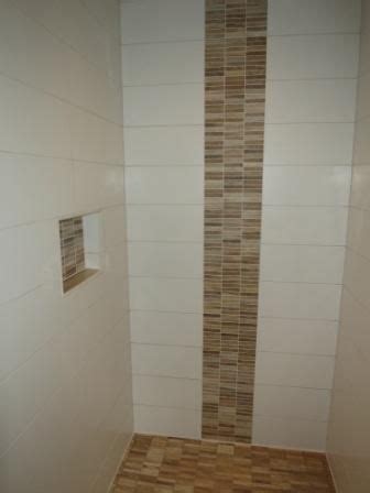 Gute ideen für kleine badezimmer zu finden ist jedoch viel einfacher als viele hausbesitzer. Ablage in der Dusche und Bordüre aus Mosaik in Holzoptik ...