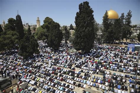 As violence raged on the temple mount in jerusalem with palestinian rioters throwing stones and fireworks at israeli police, a fire broke out, engulfing the silver dome of the al aqsa mosque in smoke. Palestinians, Israel police clash at Al-Aqsa Mosque; 53 hurt