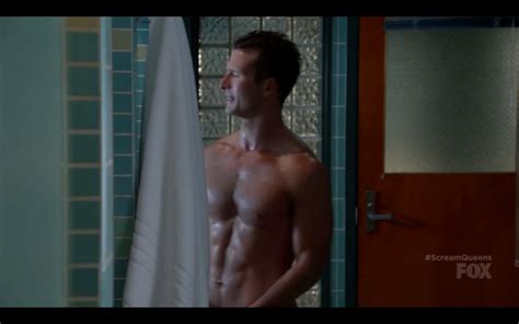 Scream Queens x Glen Powell John Stamos Desnudos en películas