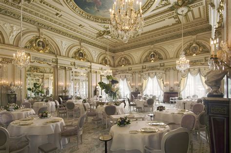 The Elegant Decor Of Le Louis Xv Alain Ducasse Restaurant Hotel De