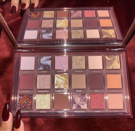 Naughty Nude Eyeshadow Palette Huda Beauty Foto Anteprima E Swatches Nuvole Di Bellezza