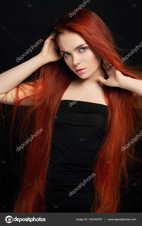 セクシーな美しい赤毛長い髪の女の子。黒い背景に完璧な女性の肖像画。豪華な髪と深い目。自然の美しさ、きれいな肌、顔のケアと髪。太くて強い毛 — ストック写真 © Angelnt 142342578