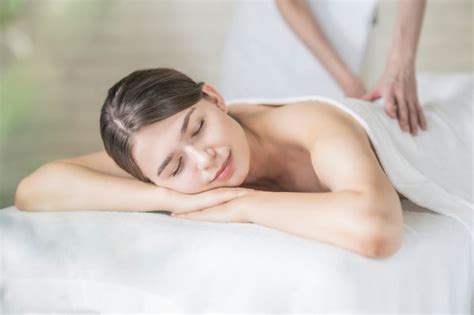 jovem mulher recebendo uma massagem em um salão de beleza foto premium