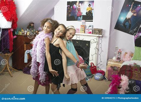 Meisjes In In Slaapkamer Bij Sluimerpartij Stock Afbeelding Image Of Vriendschap Afrikaans