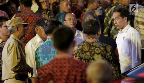 Photo Temui Pengungsi Gunung Agung Jokowi Beri Bantuan Foto