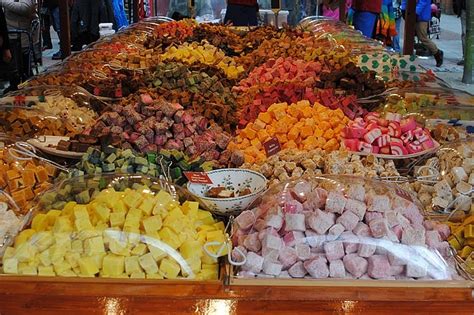 Suchen sie in stockfotos und lizenzfreien bildern zum thema zuckerfest von istock. Türkische Süßigkeiten - eine Delikatesse aus Zucker
