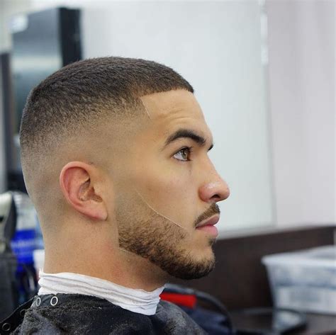 Check out these medium drop fades, taper fades, and skin fades for short, curly, straight, and black hair. Tendances coiffure homme 2020 et coupes de cheveux à la mode