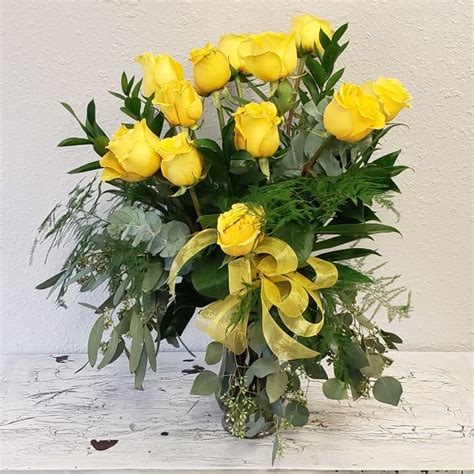 One Dozen Yellow Roses In Cambridge Mn Cambridge Floral