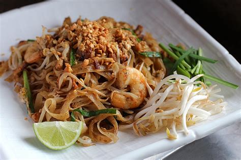 This is not pad thai at all. This Is What $1 USD Gets You In Food All Around The World | DailyForest | Page 4