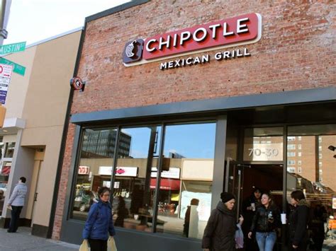 First Chipotle In Queens Draws Hungry Crowds To Austin Street Forest