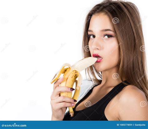 Jeune Belle Femme Mangeant La Banane Sur Le Fond Blanc Image Stock Image Du Fille Ajustement