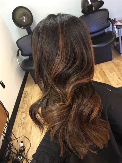 The thin caramel brown pieces have been mixed in with a chocolate shade for a flattering blended effect. Épinglé sur Hair