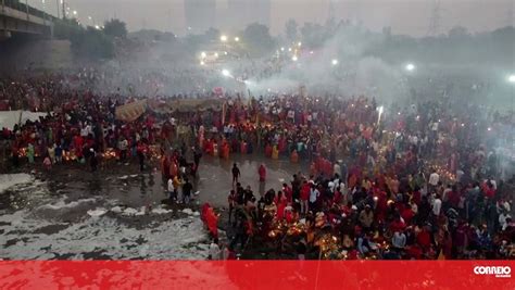 Hindus Celebram Ritual Com Mergulho Apesar De Espuma Tóxica Que Cobre Rio Na Índia Vídeos