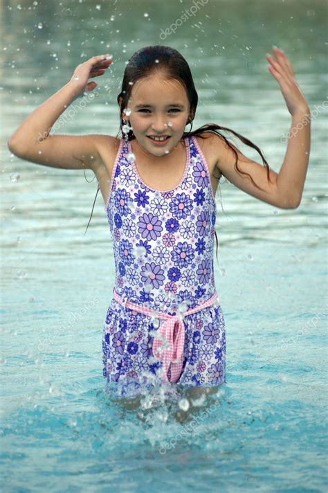 Princesa Elena en piscina fotografía de stock shatalkin 3043422