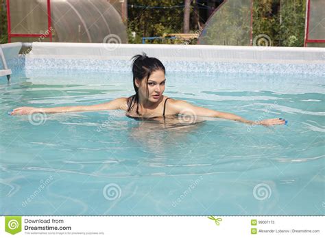 Naga dziewczyna w basenie obraz stock Obraz złożonej z woda 99007173