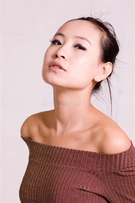 азиатская девушка стоковое фото изображение насчитывающей изолят 9913448