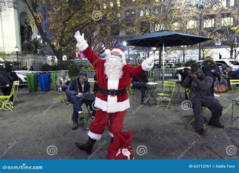 Santa Claus Presenta Fuera De Herald Square Nyc Foto Editorial Imagen