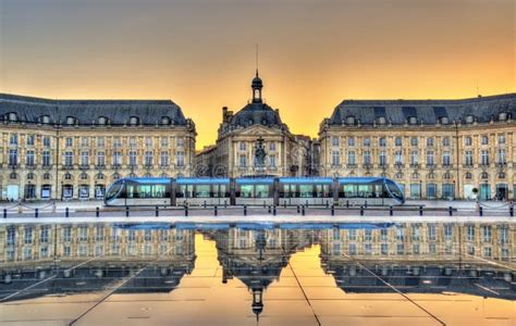 Place De La Bourse Die Vom Wasserspiegel Im Bordeaux Frankreich Sich