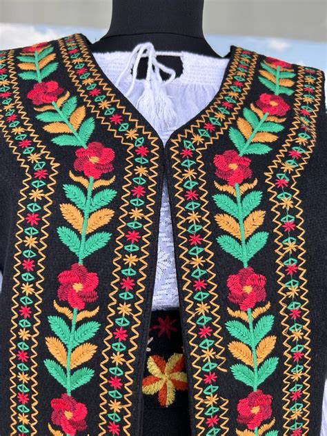 VestĂ BrodatĂ Red Flowers Traditionalsimodernro