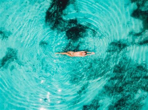 Mujer Delgada Desnuda Posando Bajo El Agua En Un Oc Ano Azul
