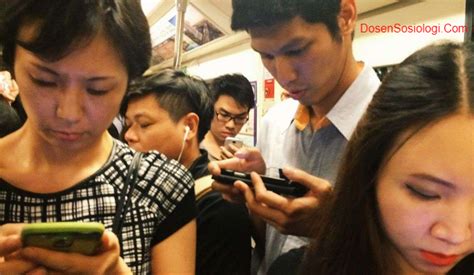 Namun pengertian mobilitas sosial itu sendiri tak hanya dari secara umum saja, beberapa ahli juga menyebutkan pengertian apa itu mobilitas sosial, diantaranya yaitu: √ 30 Contoh Mobilitas Sosial Vartikal dan Horizontal di ...