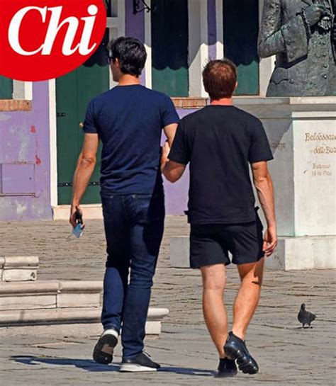 Please help improve it or discuss these issues on the talk page. Roberto Bolle a Venezia con un uomo famoso: chi è Daniel Lee