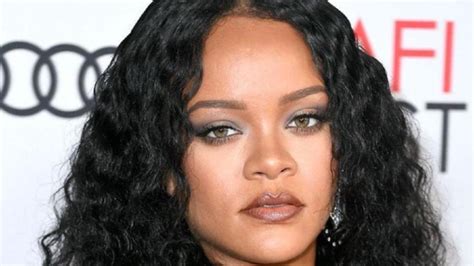 Must See Rihannas Eyebrow Tutorial Is Beauty Gold Essence