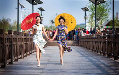 小县城走过一群穿旗袍的女性 好像时光穿越到了上个世纪20年代