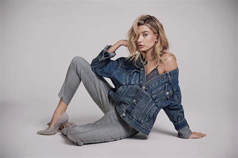 Скачать обои поза блондинка Hailey Baldwin раздел девушки в