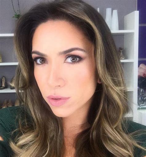 She is one of famous television presenter with the age 43 years old group. Patrícia Abravanel tenta se redimir após polêmica: "tenho ...