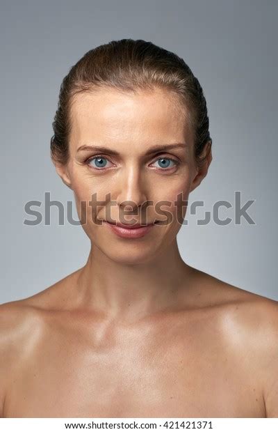 美しい成熟した中年の女性の裸の自然のポートレート写真素材421421371 shutterstock