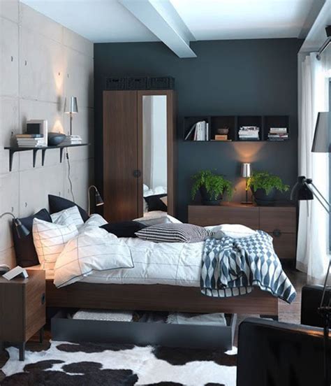 Learn how to take your small bedroom to the next level with design, decor, and layout photo: 33 Smart Small Bedroom Design Ideas | DigsDigs