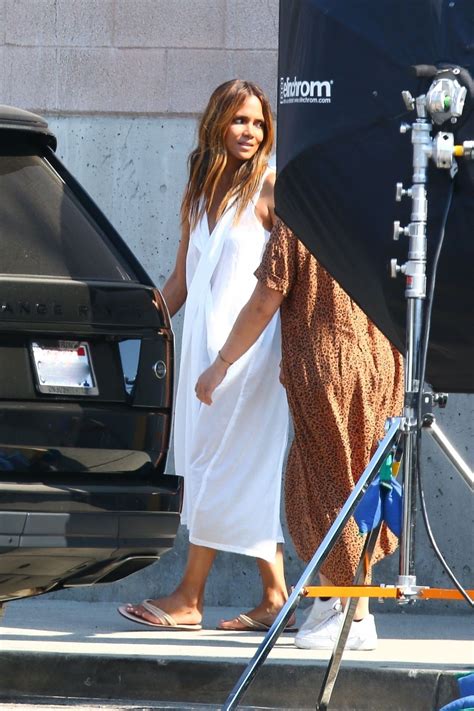 Check out the latest pictures, photos and images of halle berry from 2020. Halle Berry - Photoshoot in LA 08/17/2020 • CelebMafia