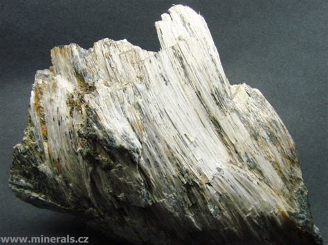 Silikatni mineral vlaknaste građe, većinom magnezijev i kalcijev silikat, prerađen u tkaninu, služi za zaštitu od visokih temperatura, kiselina itd. CHRYZOTIL( AZBEST)