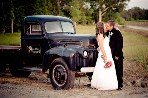 • king size bed with complete linen set. Weddings - Lu Mil Vineyard