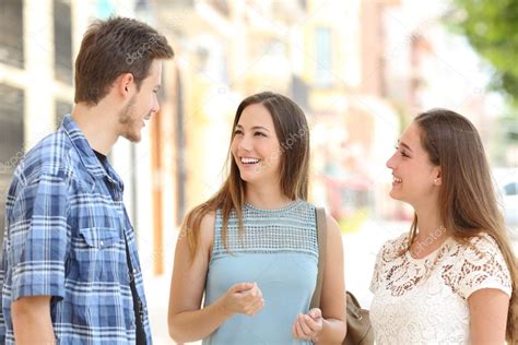 Tres Amigos Hablando Teniendo Una Conversación En La Calle Fotografía De Stock