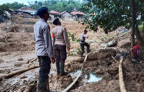 60 Dead In Landslides Flash Floods In Indonesia S Capital
