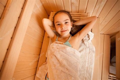 Porträt Eines Kleinen Mädchens Das In Der Sauna Liegt Stockfotografie Lizenzfreie Fotos