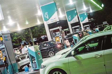 Check the latest petrol prices for ron95, ron97 and diesel in malaysia. Petrol, diesel prices up from midnight | New Straits Times ...